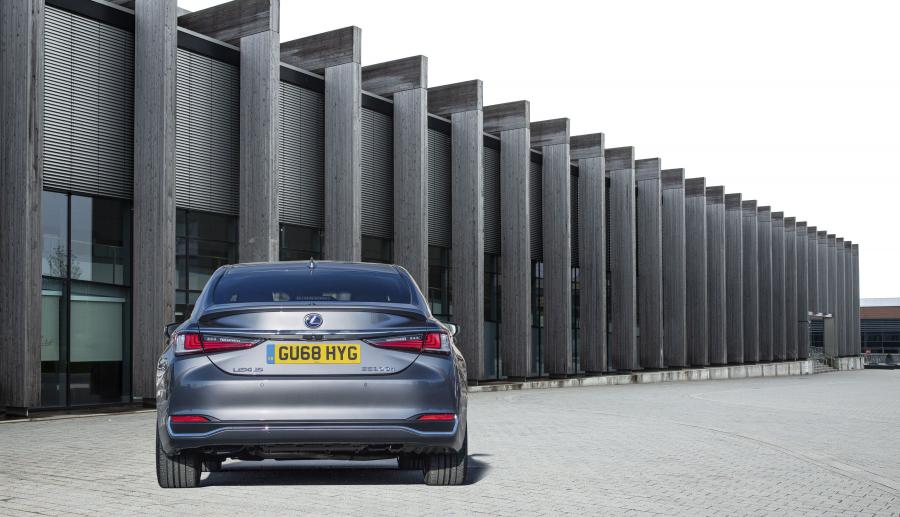  Lexus ES300h 2019 года  (UK) (фото 12 из 30)